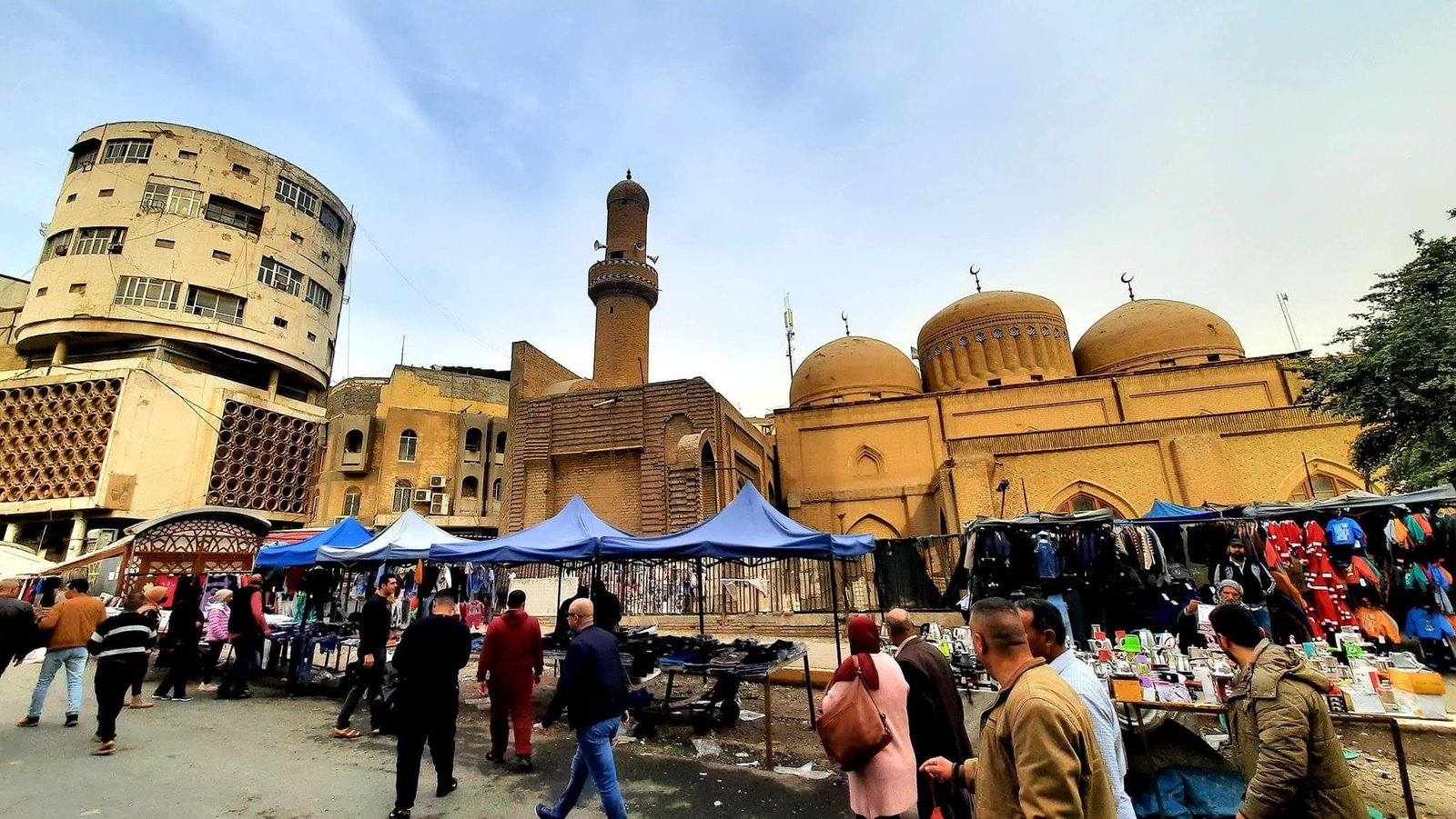 نغص فرحة بداية العام وولد استياء شعبي..قراراستقطاع الرواتب لدعم لبنان وغزة يثير الجدل 