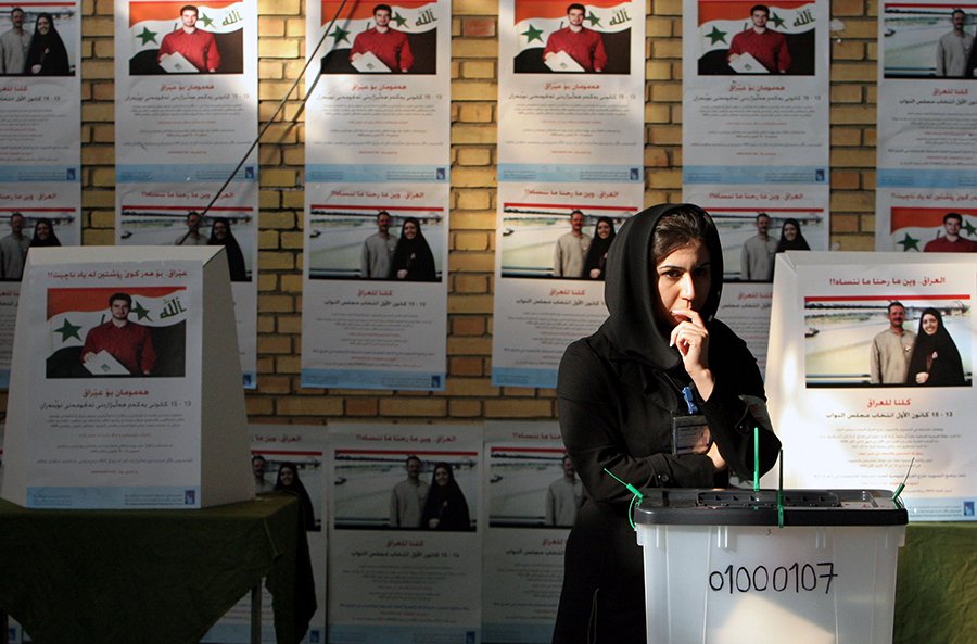 العراق منقسم حول التعامل مع الشرع بين إرث الماضي وحاضر "الأمر الواقع"