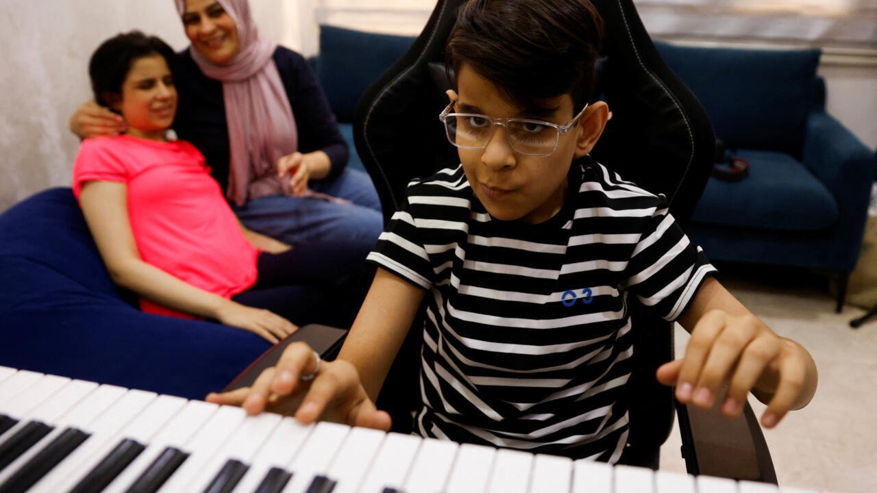 أم عراقية تتحدى الواقع وتُطلق "مميزون" لدعم أطفال التوحد انطلاقًا من طفليها